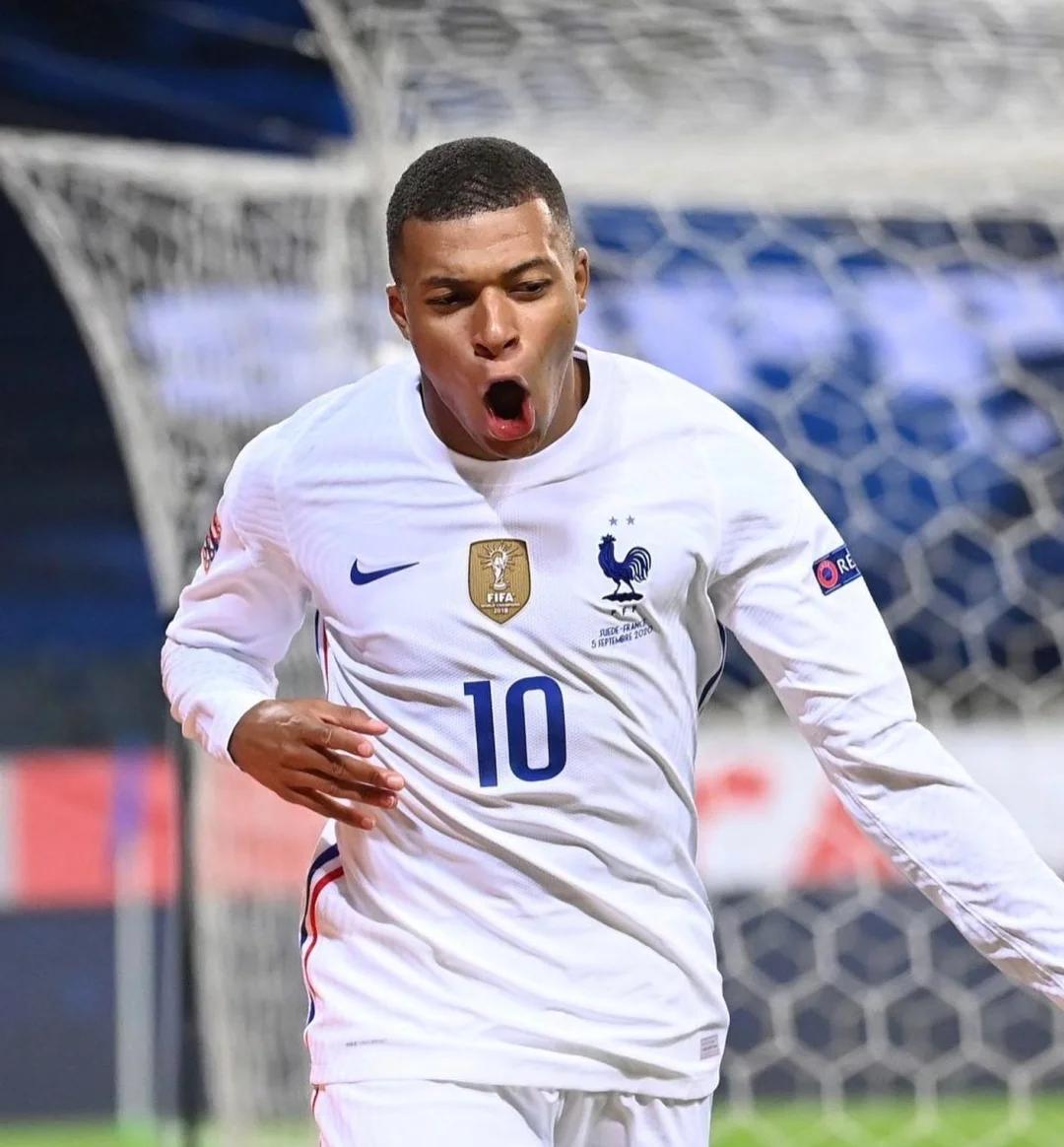 冬窗大戏开启！曼联中场或离队，利物浦寻萨拉赫接班人