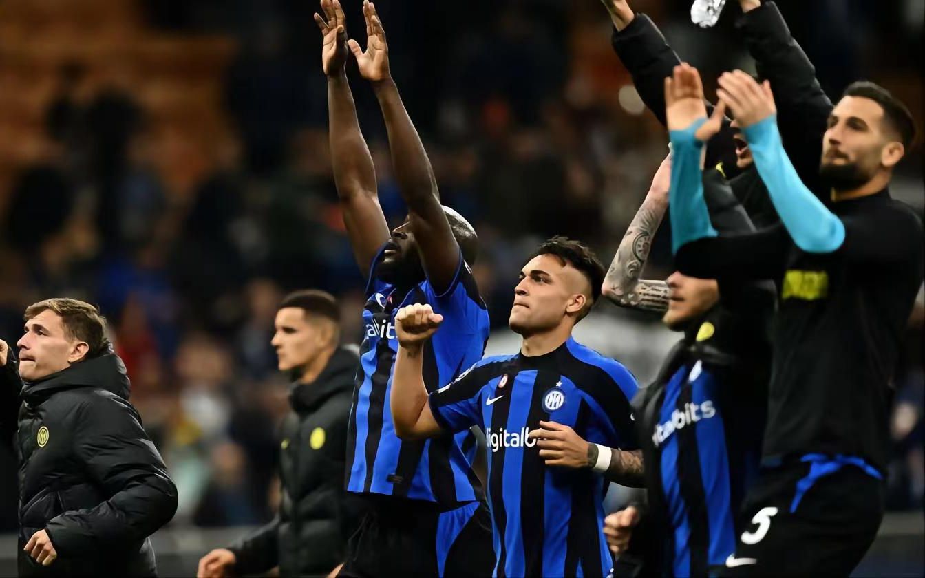 熟悉么？图片报：慕尼黑1860极端球迷在拜仁训练场涂鸦