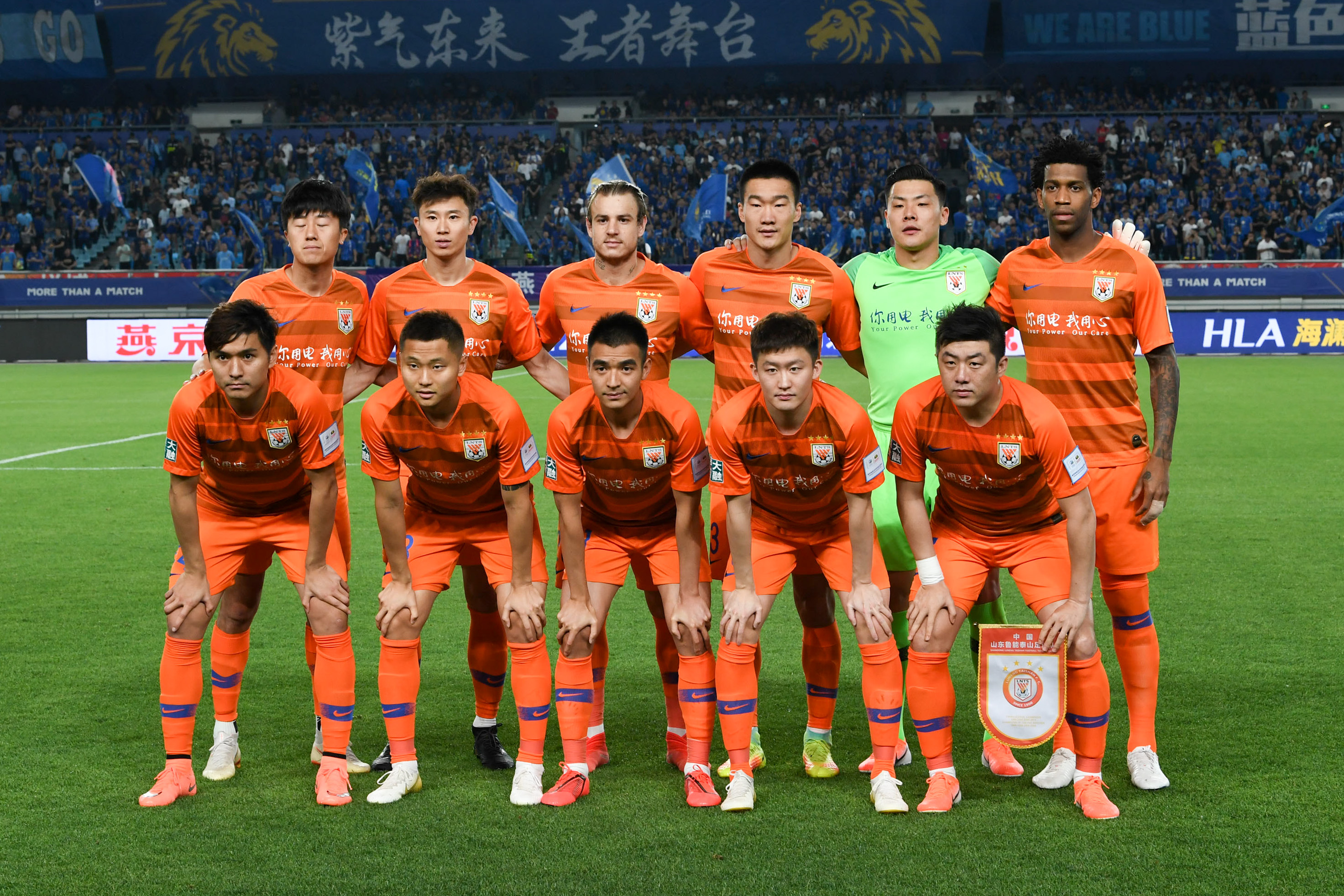 中超强队国安在亚冠被越南绝杀，国脚表现低迷，暴露中国足球实力与管理问题。