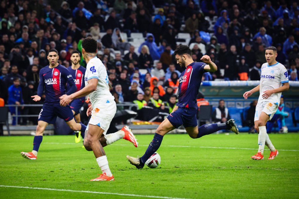 队记：鹈鹕不会贱卖琼斯和墨菲，要价不会低于一个首轮