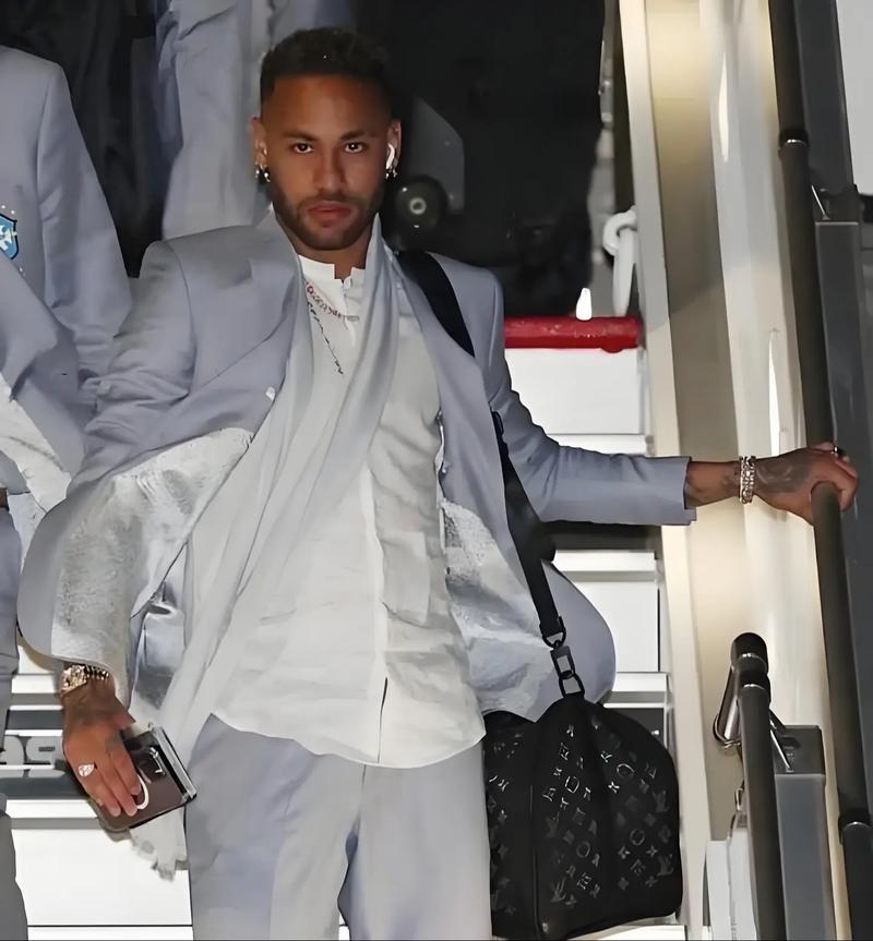 大连英博外援拉布亚德离队，本赛季表现起伏，遭质疑，终与俱乐部解约。